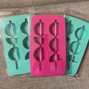 BNIB Ice Cube Tray With Straw